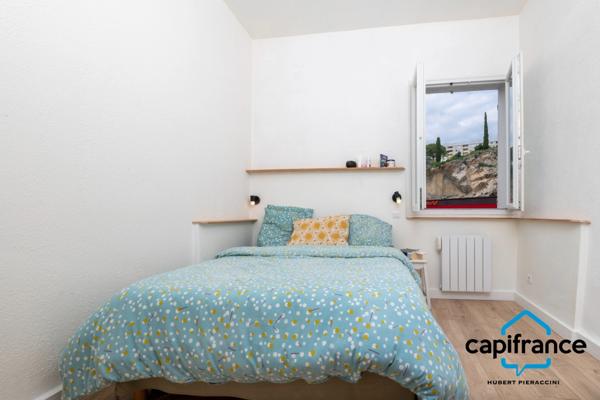 Appartement atypique de 86 m2 avec une terrasse privative de 50 m2 sur les toits 4 chambres, 2 places de parking.