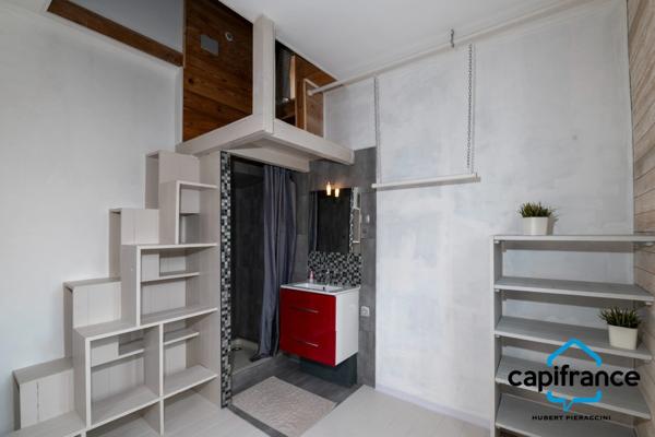 Appartement atypique de 86 m2 avec une terrasse privative de 50 m2 sur les toits 4 chambres, 2 places de parking.