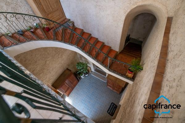 Appartement atypique de 86 m2 avec une terrasse privative de 50 m2 sur les toits 4 chambres, 2 places de parking.