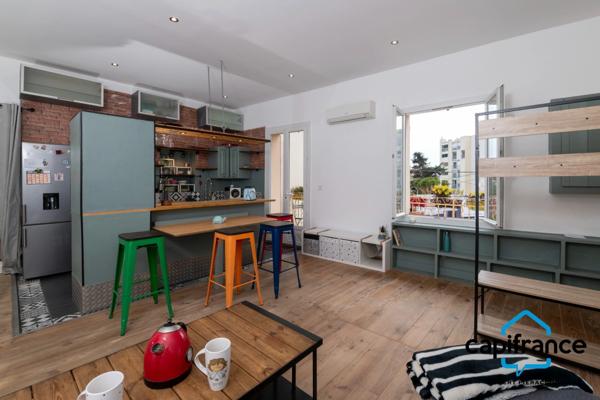 Appartement atypique de 86 m2 avec une terrasse privative de 50 m2 sur les toits 4 chambres, 2 places de parking.