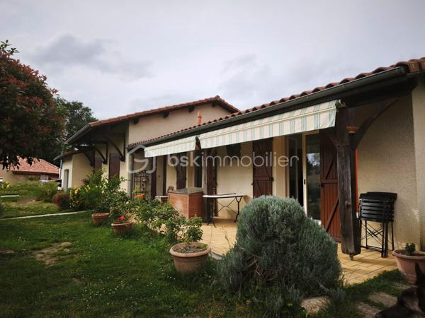 Située à proximité immédiate du centre-ville de Saint-Gaudens, cette belle maison de 113 mètres carrés offre un cadre de vie pratique et confortable, idéal pour une famille ou un couple en quête de proximité avec toutes les commodités. Elle se compose de quatre chambres lumineuses, d’une cuisine séparée équipée, et d’un salon spacieux d’environ 38 m² avec un insert à bois, parfait pour les soirées cocooning.

La maison dispose également d’une salle d’eau avec douche à l’italienne, d’un cellier pratique, et d’un garage avec porte électrique. Le chauffage au gaz de ville, raccordé à une chaudière récente installée en 2021, garantit un confort thermique optimal. La rénovation complète de l’électricité et du gaz a été réalisée en 2021, assurant sécurité et performance. Les menuiseries, changées en 2022, apportent modernité et isolation supplémentaire. La maison bénéficie d’un vide sanitaire et est raccordée au tout-à-l’égout, prête à être habitée immédiatement. Son isolation soufflée dans les combles, également datant de 2021, assure une excellente performance énergétique.

Ce bien allie modernité, confort et emplacement privilégié dans un quartier calme tout en étant proche du centre-ville, des commerces et des écoles. Il n’attend plus que ses nouveaux occupants pour poser leurs meubles et s’installer. Idéal pour profiter pleinement de la vie urbaine tout en bénéficiant d’un environnement agréable.

N’hésitez pas à me contacter pour organiser une visite ou obtenir plus d’informations sur ce bien d’exception.