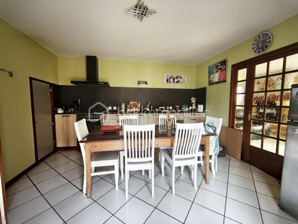 Située à proximité immédiate du centre-ville de Saint-Gaudens, cette belle maison de 113 mètres carrés offre un cadre de vie pratique et confortable, idéal pour une famille ou un couple en quête de proximité avec toutes les commodités. Elle se compose de quatre chambres lumineuses, d’une cuisine séparée équipée, et d’un salon spacieux d’environ 38 m² avec un insert à bois, parfait pour les soirées cocooning.

La maison dispose également d’une salle d’eau avec douche à l’italienne, d’un cellier pratique, et d’un garage avec porte électrique. Le chauffage au gaz de ville, raccordé à une chaudière récente installée en 2021, garantit un confort thermique optimal. La rénovation complète de l’électricité et du gaz a été réalisée en 2021, assurant sécurité et performance. Les menuiseries, changées en 2022, apportent modernité et isolation supplémentaire. La maison bénéficie d’un vide sanitaire et est raccordée au tout-à-l’égout, prête à être habitée immédiatement. Son isolation soufflée dans les combles, également datant de 2021, assure une excellente performance énergétique.

Ce bien allie modernité, confort et emplacement privilégié dans un quartier calme tout en étant proche du centre-ville, des commerces et des écoles. Il n’attend plus que ses nouveaux occupants pour poser leurs meubles et s’installer. Idéal pour profiter pleinement de la vie urbaine tout en bénéficiant d’un environnement agréable.

N’hésitez pas à me contacter pour organiser une visite ou obtenir plus d’informations sur ce bien d’exception.