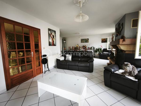 Située à proximité immédiate du centre-ville de Saint-Gaudens, cette belle maison de 113 mètres carrés offre un cadre de vie pratique et confortable, idéal pour une famille ou un couple en quête de proximité avec toutes les commodités. Elle se compose de quatre chambres lumineuses, d’une cuisine séparée équipée, et d’un salon spacieux d’environ 38 m² avec un insert à bois, parfait pour les soirées cocooning.

La maison dispose également d’une salle d’eau avec douche à l’italienne, d’un cellier pratique, et d’un garage avec porte électrique. Le chauffage au gaz de ville, raccordé à une chaudière récente installée en 2021, garantit un confort thermique optimal. La rénovation complète de l’électricité et du gaz a été réalisée en 2021, assurant sécurité et performance. Les menuiseries, changées en 2022, apportent modernité et isolation supplémentaire. La maison bénéficie d’un vide sanitaire et est raccordée au tout-à-l’égout, prête à être habitée immédiatement. Son isolation soufflée dans les combles, également datant de 2021, assure une excellente performance énergétique.

Ce bien allie modernité, confort et emplacement privilégié dans un quartier calme tout en étant proche du centre-ville, des commerces et des écoles. Il n’attend plus que ses nouveaux occupants pour poser leurs meubles et s’installer. Idéal pour profiter pleinement de la vie urbaine tout en bénéficiant d’un environnement agréable.

N’hésitez pas à me contacter pour organiser une visite ou obtenir plus d’informations sur ce bien d’exception.