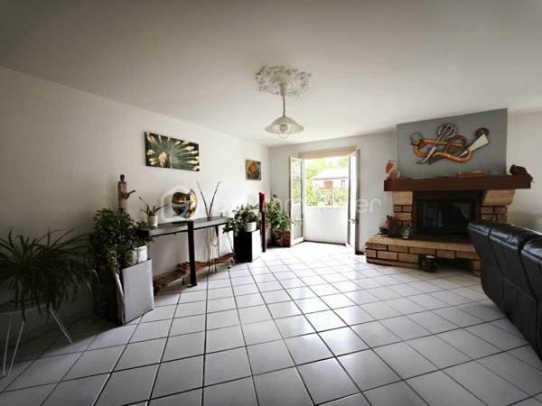 Située à proximité immédiate du centre-ville de Saint-Gaudens, cette belle maison de 113 mètres carrés offre un cadre de vie pratique et confortable, idéal pour une famille ou un couple en quête de proximité avec toutes les commodités. Elle se compose de quatre chambres lumineuses, d’une cuisine séparée équipée, et d’un salon spacieux d’environ 38 m² avec un insert à bois, parfait pour les soirées cocooning.

La maison dispose également d’une salle d’eau avec douche à l’italienne, d’un cellier pratique, et d’un garage avec porte électrique. Le chauffage au gaz de ville, raccordé à une chaudière récente installée en 2021, garantit un confort thermique optimal. La rénovation complète de l’électricité et du gaz a été réalisée en 2021, assurant sécurité et performance. Les menuiseries, changées en 2022, apportent modernité et isolation supplémentaire. La maison bénéficie d’un vide sanitaire et est raccordée au tout-à-l’égout, prête à être habitée immédiatement. Son isolation soufflée dans les combles, également datant de 2021, assure une excellente performance énergétique.

Ce bien allie modernité, confort et emplacement privilégié dans un quartier calme tout en étant proche du centre-ville, des commerces et des écoles. Il n’attend plus que ses nouveaux occupants pour poser leurs meubles et s’installer. Idéal pour profiter pleinement de la vie urbaine tout en bénéficiant d’un environnement agréable.

N’hésitez pas à me contacter pour organiser une visite ou obtenir plus d’informations sur ce bien d’exception.