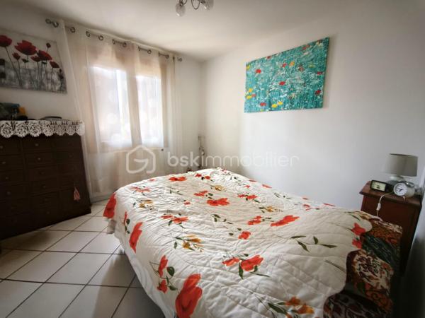 Située à proximité immédiate du centre-ville de Saint-Gaudens, cette belle maison de 113 mètres carrés offre un cadre de vie pratique et confortable, idéal pour une famille ou un couple en quête de proximité avec toutes les commodités. Elle se compose de quatre chambres lumineuses, d’une cuisine séparée équipée, et d’un salon spacieux d’environ 38 m² avec un insert à bois, parfait pour les soirées cocooning.

La maison dispose également d’une salle d’eau avec douche à l’italienne, d’un cellier pratique, et d’un garage avec porte électrique. Le chauffage au gaz de ville, raccordé à une chaudière récente installée en 2021, garantit un confort thermique optimal. La rénovation complète de l’électricité et du gaz a été réalisée en 2021, assurant sécurité et performance. Les menuiseries, changées en 2022, apportent modernité et isolation supplémentaire. La maison bénéficie d’un vide sanitaire et est raccordée au tout-à-l’égout, prête à être habitée immédiatement. Son isolation soufflée dans les combles, également datant de 2021, assure une excellente performance énergétique.

Ce bien allie modernité, confort et emplacement privilégié dans un quartier calme tout en étant proche du centre-ville, des commerces et des écoles. Il n’attend plus que ses nouveaux occupants pour poser leurs meubles et s’installer. Idéal pour profiter pleinement de la vie urbaine tout en bénéficiant d’un environnement agréable.

N’hésitez pas à me contacter pour organiser une visite ou obtenir plus d’informations sur ce bien d’exception.