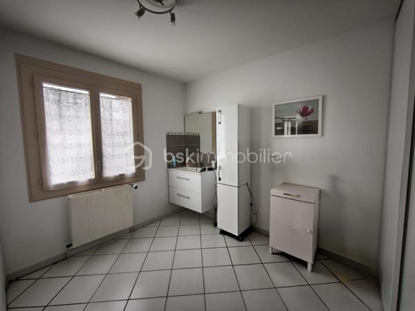 Située à proximité immédiate du centre-ville de Saint-Gaudens, cette belle maison de 113 mètres carrés offre un cadre de vie pratique et confortable, idéal pour une famille ou un couple en quête de proximité avec toutes les commodités. Elle se compose de quatre chambres lumineuses, d’une cuisine séparée équipée, et d’un salon spacieux d’environ 38 m² avec un insert à bois, parfait pour les soirées cocooning.

La maison dispose également d’une salle d’eau avec douche à l’italienne, d’un cellier pratique, et d’un garage avec porte électrique. Le chauffage au gaz de ville, raccordé à une chaudière récente installée en 2021, garantit un confort thermique optimal. La rénovation complète de l’électricité et du gaz a été réalisée en 2021, assurant sécurité et performance. Les menuiseries, changées en 2022, apportent modernité et isolation supplémentaire. La maison bénéficie d’un vide sanitaire et est raccordée au tout-à-l’égout, prête à être habitée immédiatement. Son isolation soufflée dans les combles, également datant de 2021, assure une excellente performance énergétique.

Ce bien allie modernité, confort et emplacement privilégié dans un quartier calme tout en étant proche du centre-ville, des commerces et des écoles. Il n’attend plus que ses nouveaux occupants pour poser leurs meubles et s’installer. Idéal pour profiter pleinement de la vie urbaine tout en bénéficiant d’un environnement agréable.

N’hésitez pas à me contacter pour organiser une visite ou obtenir plus d’informations sur ce bien d’exception.