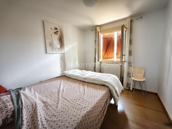 Située à proximité immédiate du centre-ville de Saint-Gaudens, cette belle maison de 113 mètres carrés offre un cadre de vie pratique et confortable, idéal pour une famille ou un couple en quête de proximité avec toutes les commodités. Elle se compose de quatre chambres lumineuses, d’une cuisine séparée équipée, et d’un salon spacieux d’environ 38 m² avec un insert à bois, parfait pour les soirées cocooning.

La maison dispose également d’une salle d’eau avec douche à l’italienne, d’un cellier pratique, et d’un garage avec porte électrique. Le chauffage au gaz de ville, raccordé à une chaudière récente installée en 2021, garantit un confort thermique optimal. La rénovation complète de l’électricité et du gaz a été réalisée en 2021, assurant sécurité et performance. Les menuiseries, changées en 2022, apportent modernité et isolation supplémentaire. La maison bénéficie d’un vide sanitaire et est raccordée au tout-à-l’égout, prête à être habitée immédiatement. Son isolation soufflée dans les combles, également datant de 2021, assure une excellente performance énergétique.

Ce bien allie modernité, confort et emplacement privilégié dans un quartier calme tout en étant proche du centre-ville, des commerces et des écoles. Il n’attend plus que ses nouveaux occupants pour poser leurs meubles et s’installer. Idéal pour profiter pleinement de la vie urbaine tout en bénéficiant d’un environnement agréable.

N’hésitez pas à me contacter pour organiser une visite ou obtenir plus d’informations sur ce bien d’exception.
