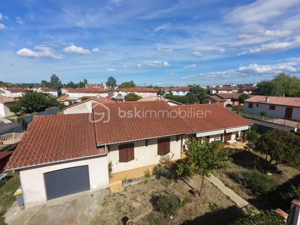 Située à proximité immédiate du centre-ville de Saint-Gaudens, cette belle maison de 113 mètres carrés offre un cadre de vie pratique et confortable, idéal pour une famille ou un couple en quête de proximité avec toutes les commodités. Elle se compose de quatre chambres lumineuses, d’une cuisine séparée équipée, et d’un salon spacieux d’environ 38 m² avec un insert à bois, parfait pour les soirées cocooning.

La maison dispose également d’une salle d’eau avec douche à l’italienne, d’un cellier pratique, et d’un garage avec porte électrique. Le chauffage au gaz de ville, raccordé à une chaudière récente installée en 2021, garantit un confort thermique optimal. La rénovation complète de l’électricité et du gaz a été réalisée en 2021, assurant sécurité et performance. Les menuiseries, changées en 2022, apportent modernité et isolation supplémentaire. La maison bénéficie d’un vide sanitaire et est raccordée au tout-à-l’égout, prête à être habitée immédiatement. Son isolation soufflée dans les combles, également datant de 2021, assure une excellente performance énergétique.

Ce bien allie modernité, confort et emplacement privilégié dans un quartier calme tout en étant proche du centre-ville, des commerces et des écoles. Il n’attend plus que ses nouveaux occupants pour poser leurs meubles et s’installer. Idéal pour profiter pleinement de la vie urbaine tout en bénéficiant d’un environnement agréable.

N’hésitez pas à me contacter pour organiser une visite ou obtenir plus d’informations sur ce bien d’exception.
