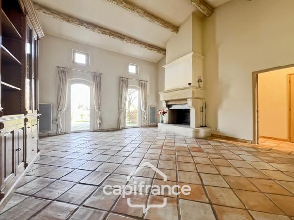 Villa de plain pied de 150 m² avec vue sur le trou numéro 10 , au Domaine et Golf de Pont Royal, terrain 628 m² ,  4 chambres, piscine, garage
