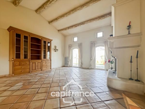 Villa de plain pied de 150 m² avec vue sur le trou numéro 10 , au Domaine et Golf de Pont Royal, terrain 628 m² ,  4 chambres, piscine, garage