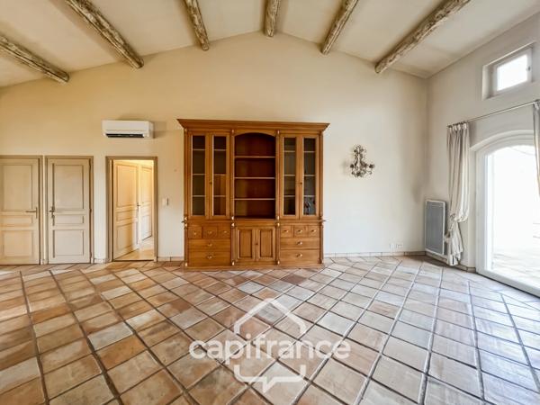 Villa de plain pied de 150 m² avec vue sur le trou numéro 10 , au Domaine et Golf de Pont Royal, terrain 628 m² ,  4 chambres, piscine, garage