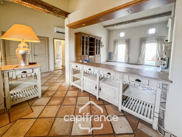 Villa de plain pied de 150 m² avec vue sur le trou numéro 10 , au Domaine et Golf de Pont Royal, terrain 628 m² ,  4 chambres, piscine, garage
