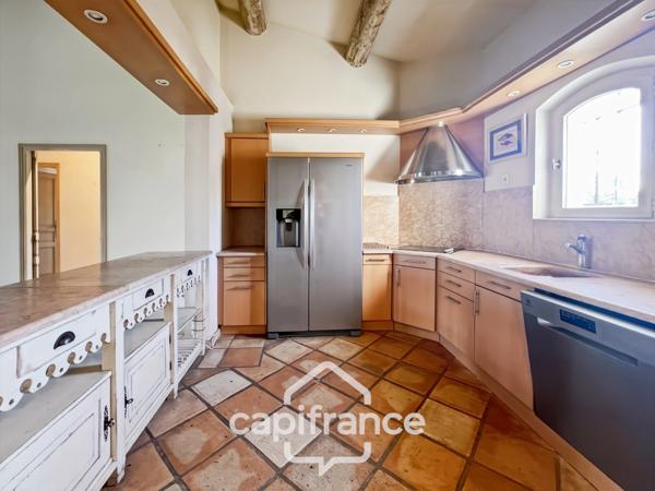 Villa de plain pied de 150 m² avec vue sur le trou numéro 10 , au Domaine et Golf de Pont Royal, terrain 628 m² ,  4 chambres, piscine, garage