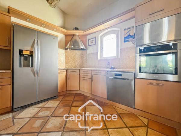 Villa de plain pied de 150 m² avec vue sur le trou numéro 10 , au Domaine et Golf de Pont Royal, terrain 628 m² ,  4 chambres, piscine, garage