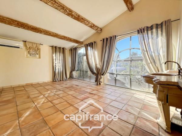 Villa de plain pied de 150 m² avec vue sur le trou numéro 10 , au Domaine et Golf de Pont Royal, terrain 628 m² ,  4 chambres, piscine, garage
