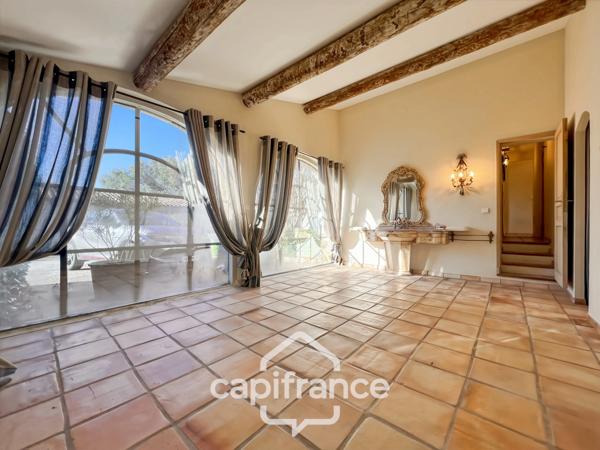 Villa de plain pied de 150 m² avec vue sur le trou numéro 10 , au Domaine et Golf de Pont Royal, terrain 628 m² ,  4 chambres, piscine, garage