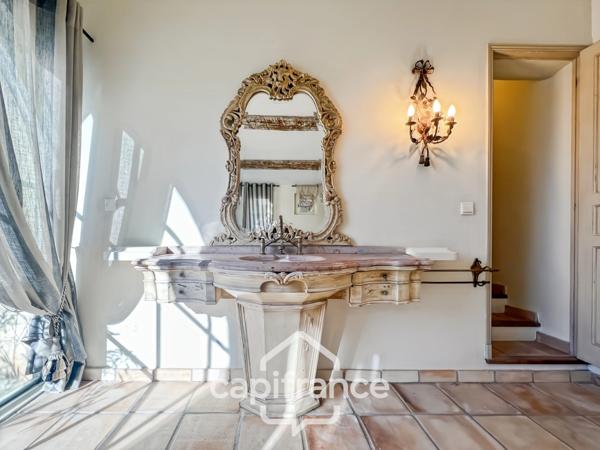 Villa de plain pied de 150 m² avec vue sur le trou numéro 10 , au Domaine et Golf de Pont Royal, terrain 628 m² ,  4 chambres, piscine, garage