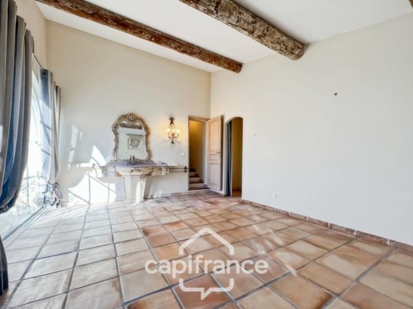Villa de plain pied de 150 m² avec vue sur le trou numéro 10 , au Domaine et Golf de Pont Royal, terrain 628 m² ,  4 chambres, piscine, garage