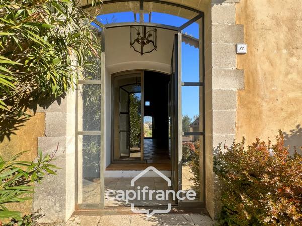 Villa de plain pied de 150 m² avec vue sur le trou numéro 10 , au Domaine et Golf de Pont Royal, terrain 628 m² ,  4 chambres, piscine, garage