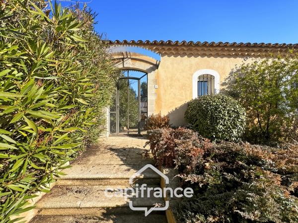 Villa de plain pied de 150 m² avec vue sur le trou numéro 10 , au Domaine et Golf de Pont Royal, terrain 628 m² ,  4 chambres, piscine, garage