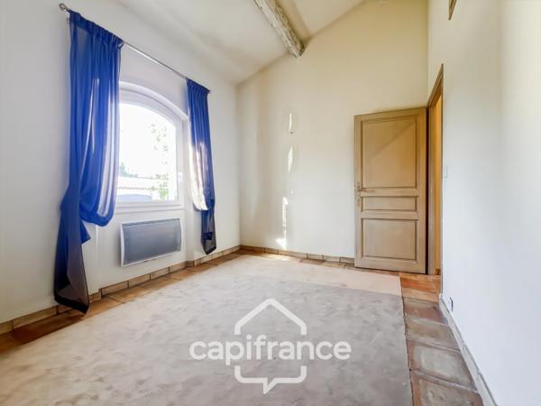 Villa de plain pied de 150 m² avec vue sur le trou numéro 10 , au Domaine et Golf de Pont Royal, terrain 628 m² ,  4 chambres, piscine, garage