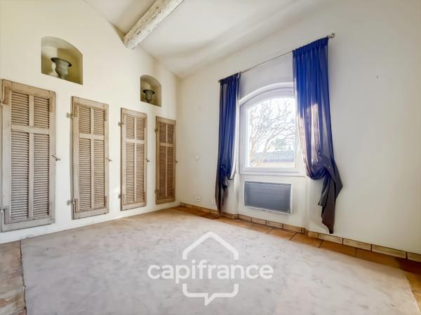 Villa de plain pied de 150 m² avec vue sur le trou numéro 10 , au Domaine et Golf de Pont Royal, terrain 628 m² ,  4 chambres, piscine, garage