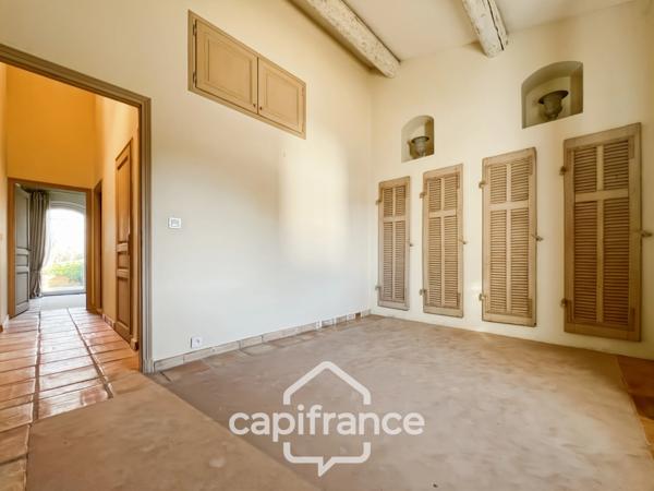 Villa de plain pied de 150 m² avec vue sur le trou numéro 10 , au Domaine et Golf de Pont Royal, terrain 628 m² ,  4 chambres, piscine, garage