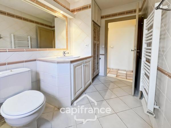Villa de plain pied de 150 m² avec vue sur le trou numéro 10 , au Domaine et Golf de Pont Royal, terrain 628 m² ,  4 chambres, piscine, garage