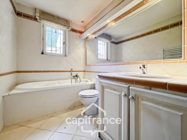 Villa de plain pied de 150 m² avec vue sur le trou numéro 10 , au Domaine et Golf de Pont Royal, terrain 628 m² ,  4 chambres, piscine, garage