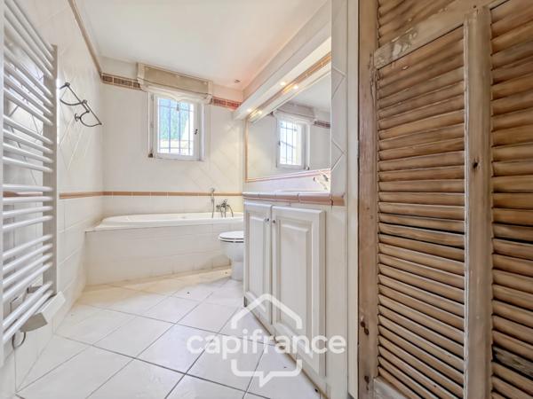 Villa de plain pied de 150 m² avec vue sur le trou numéro 10 , au Domaine et Golf de Pont Royal, terrain 628 m² ,  4 chambres, piscine, garage