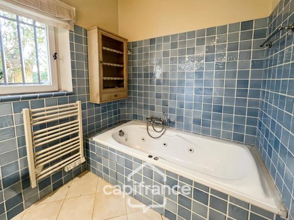 Villa de plain pied de 150 m² avec vue sur le trou numéro 10 , au Domaine et Golf de Pont Royal, terrain 628 m² ,  4 chambres, piscine, garage