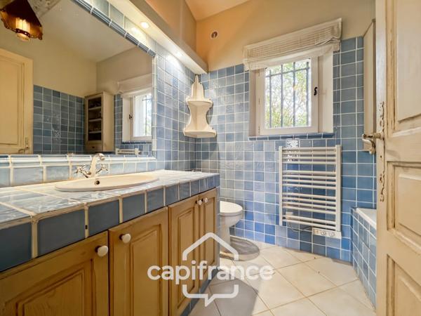 Villa de plain pied de 150 m² avec vue sur le trou numéro 10 , au Domaine et Golf de Pont Royal, terrain 628 m² ,  4 chambres, piscine, garage