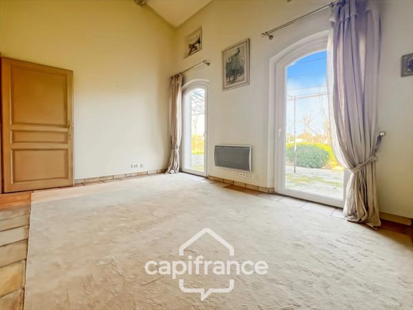 Villa de plain pied de 150 m² avec vue sur le trou numéro 10 , au Domaine et Golf de Pont Royal, terrain 628 m² ,  4 chambres, piscine, garage