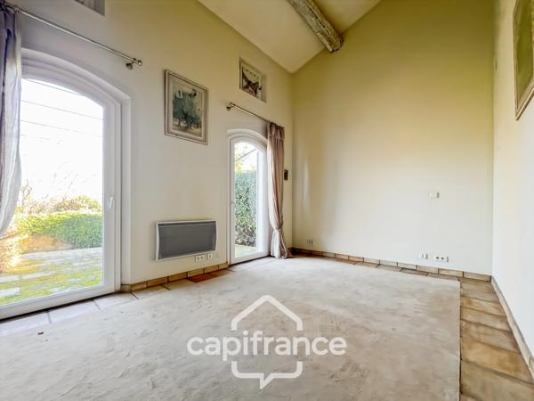 Villa de plain pied de 150 m² avec vue sur le trou numéro 10 , au Domaine et Golf de Pont Royal, terrain 628 m² ,  4 chambres, piscine, garage