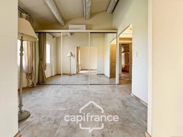 Villa de plain pied de 150 m² avec vue sur le trou numéro 10 , au Domaine et Golf de Pont Royal, terrain 628 m² ,  4 chambres, piscine, garage