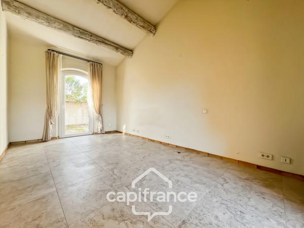 Villa de plain pied de 150 m² avec vue sur le trou numéro 10 , au Domaine et Golf de Pont Royal, terrain 628 m² ,  4 chambres, piscine, garage