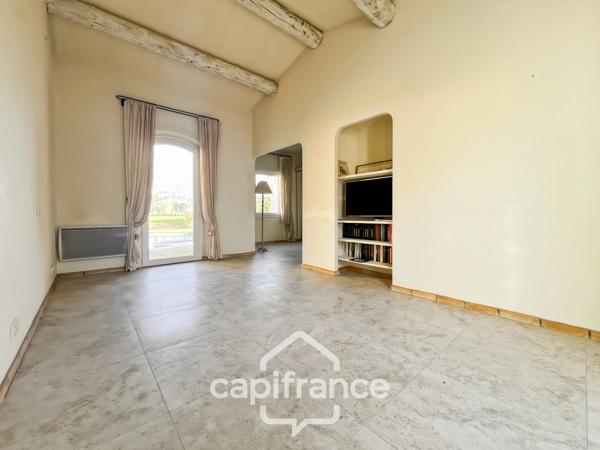 Villa de plain pied de 150 m² avec vue sur le trou numéro 10 , au Domaine et Golf de Pont Royal, terrain 628 m² ,  4 chambres, piscine, garage