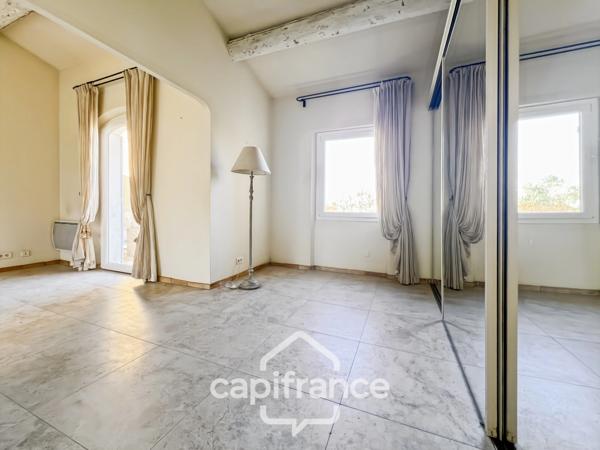 Villa de plain pied de 150 m² avec vue sur le trou numéro 10 , au Domaine et Golf de Pont Royal, terrain 628 m² ,  4 chambres, piscine, garage