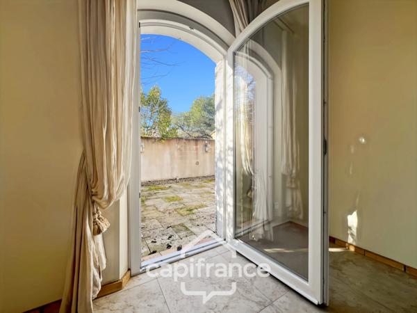 Villa de plain pied de 150 m² avec vue sur le trou numéro 10 , au Domaine et Golf de Pont Royal, terrain 628 m² ,  4 chambres, piscine, garage