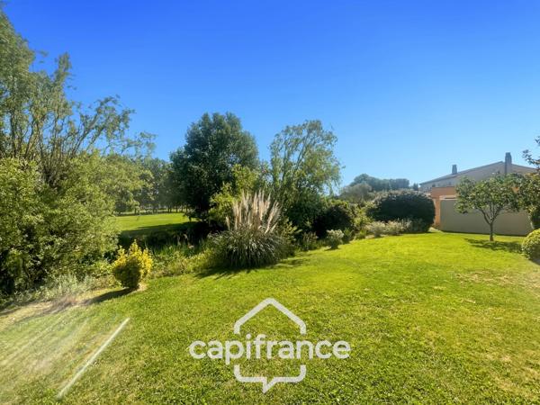 Villa de plain pied de 150 m² avec vue sur le trou numéro 10 , au Domaine et Golf de Pont Royal, terrain 628 m² ,  4 chambres, piscine, garage