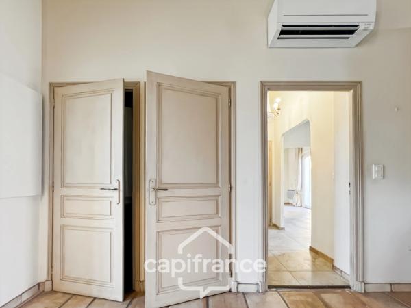 Villa de plain pied de 150 m² avec vue sur le trou numéro 10 , au Domaine et Golf de Pont Royal, terrain 628 m² ,  4 chambres, piscine, garage