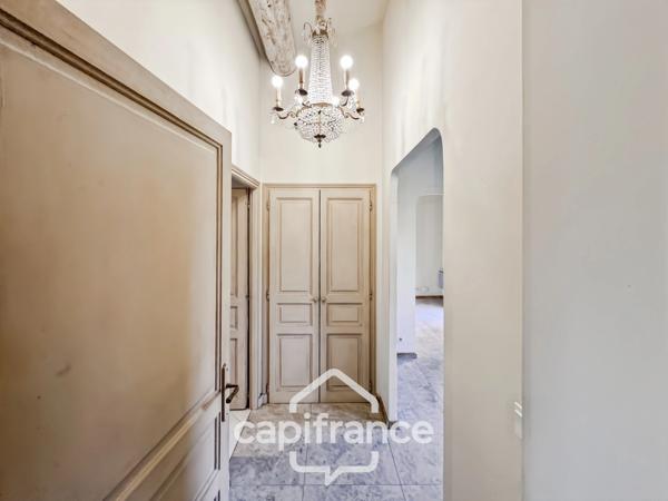 Villa de plain pied de 150 m² avec vue sur le trou numéro 10 , au Domaine et Golf de Pont Royal, terrain 628 m² ,  4 chambres, piscine, garage
