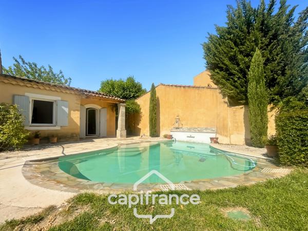 Villa de plain pied de 150 m² avec vue sur le trou numéro 10 , au Domaine et Golf de Pont Royal, terrain 628 m² ,  4 chambres, piscine, garage