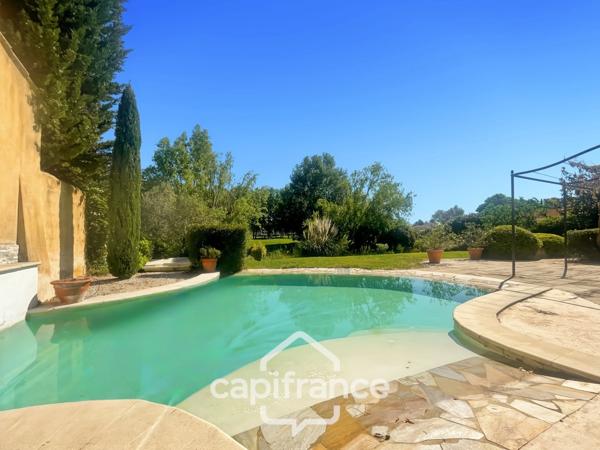 Villa de plain pied de 150 m² avec vue sur le trou numéro 10 , au Domaine et Golf de Pont Royal, terrain 628 m² ,  4 chambres, piscine, garage