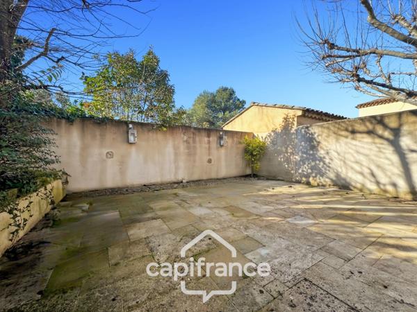 Villa de plain pied de 150 m² avec vue sur le trou numéro 10 , au Domaine et Golf de Pont Royal, terrain 628 m² ,  4 chambres, piscine, garage