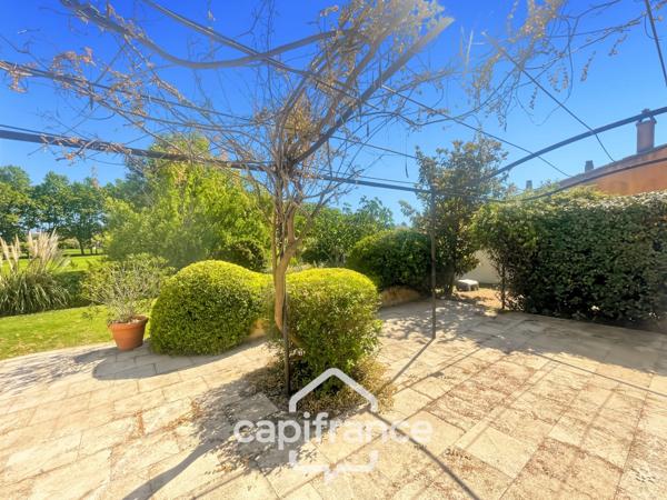 Villa de plain pied de 150 m² avec vue sur le trou numéro 10 , au Domaine et Golf de Pont Royal, terrain 628 m² ,  4 chambres, piscine, garage