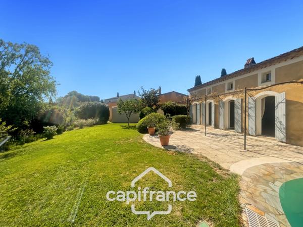 Villa de plain pied de 150 m² avec vue sur le trou numéro 10 , au Domaine et Golf de Pont Royal, terrain 628 m² ,  4 chambres, piscine, garage