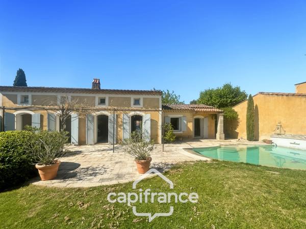 Villa de plain pied de 150 m² avec vue sur le trou numéro 10 , au Domaine et Golf de Pont Royal, terrain 628 m² ,  4 chambres, piscine, garage