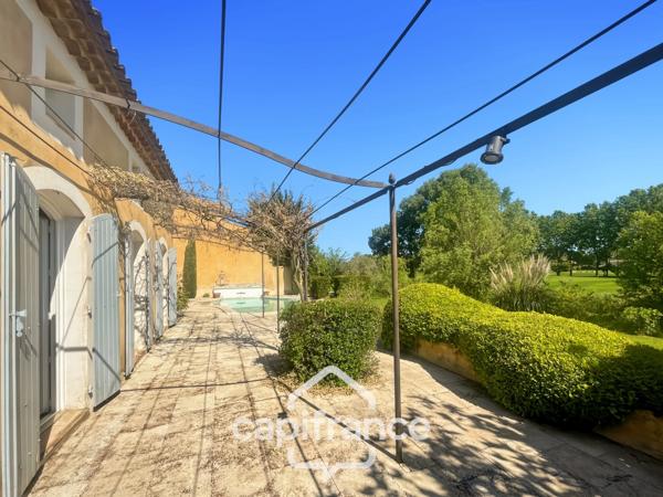 Villa de plain pied de 150 m² avec vue sur le trou numéro 10 , au Domaine et Golf de Pont Royal, terrain 628 m² ,  4 chambres, piscine, garage