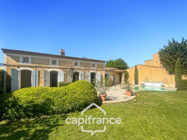 Villa de plain pied de 150 m² avec vue sur le trou numéro 10 , au Domaine et Golf de Pont Royal, terrain 628 m² ,  4 chambres, piscine, garage